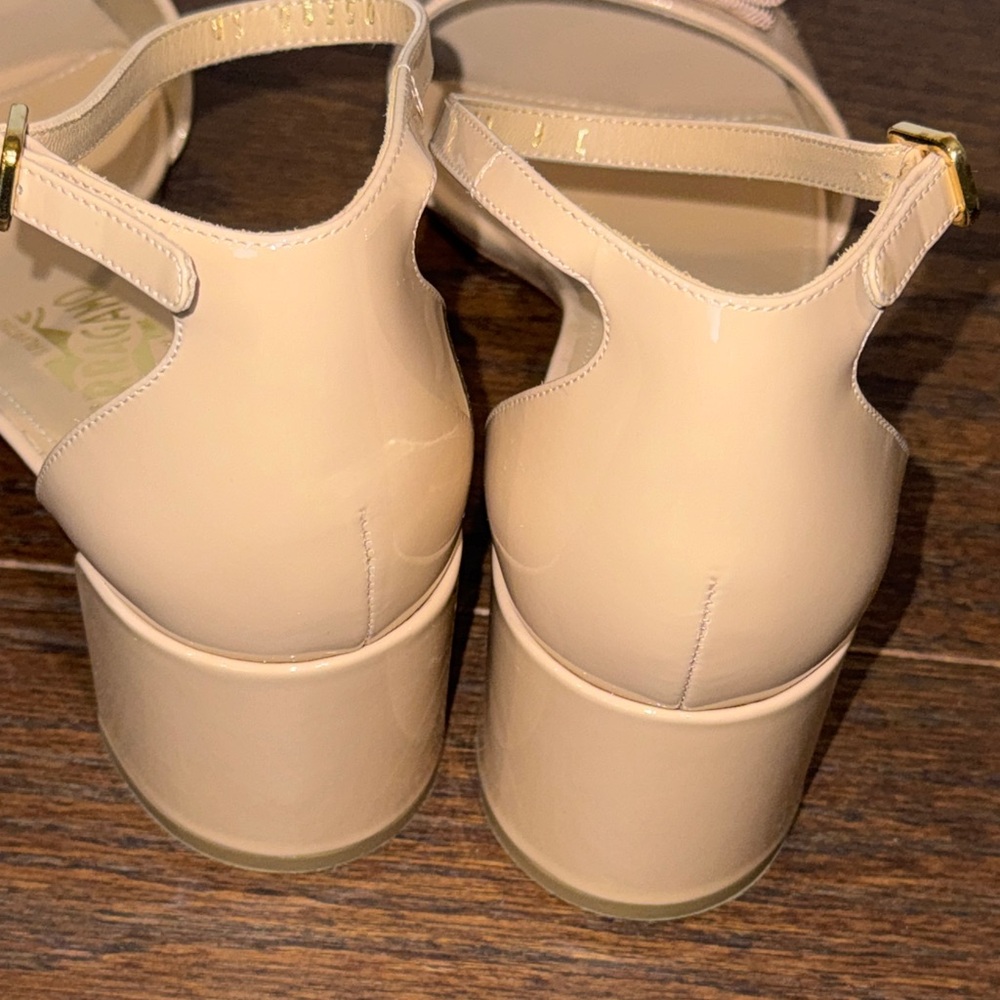 Salvatore Ferragamo Beige Patent Vara Bow Ankle-Strap Block Heels Size 9 - Picture 4 of 7